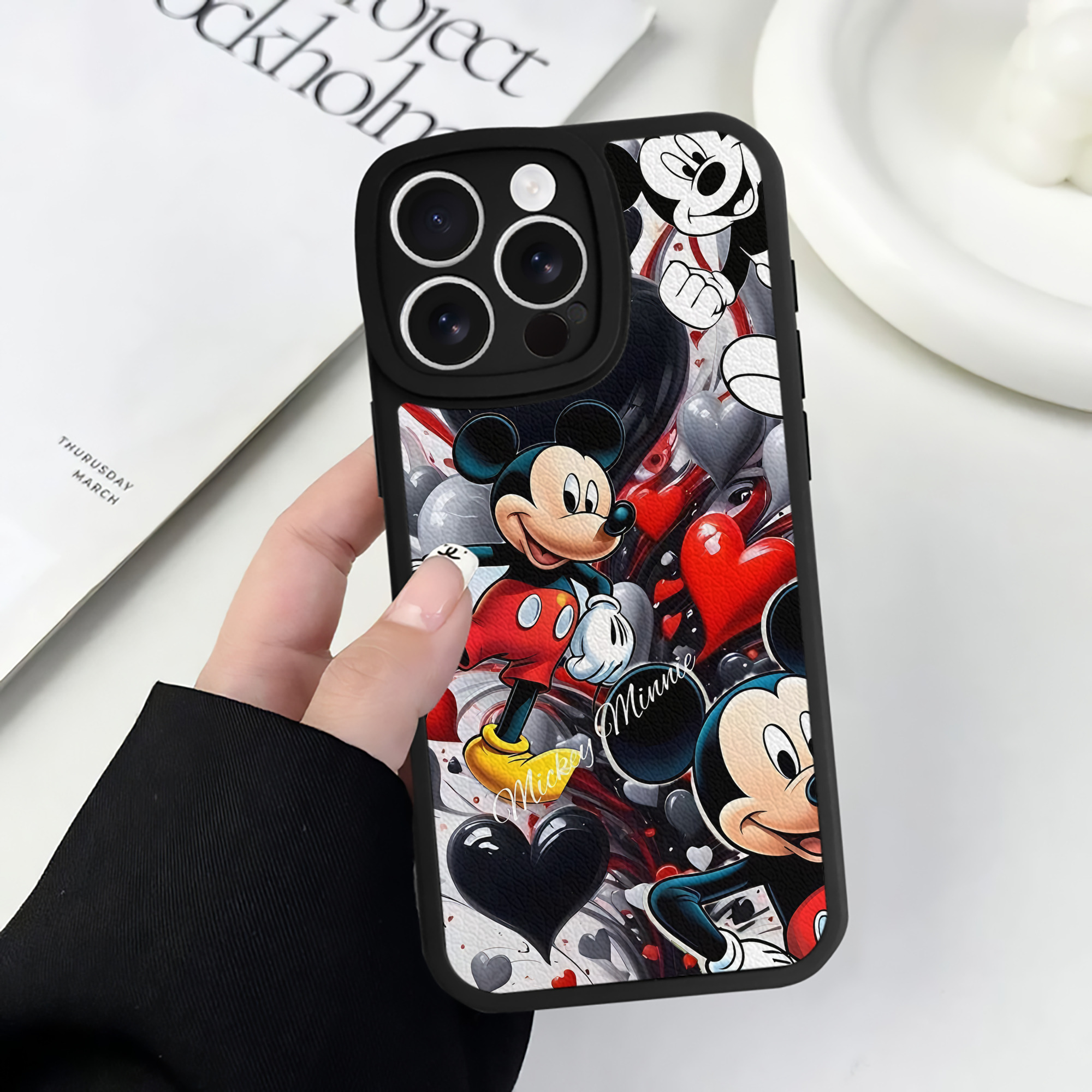 （画像用） ミッキーマウス Mickey Mouse 【iPhone 16シリーズ対応】シリコンスマホケース（レザー調） 材質：シリコン